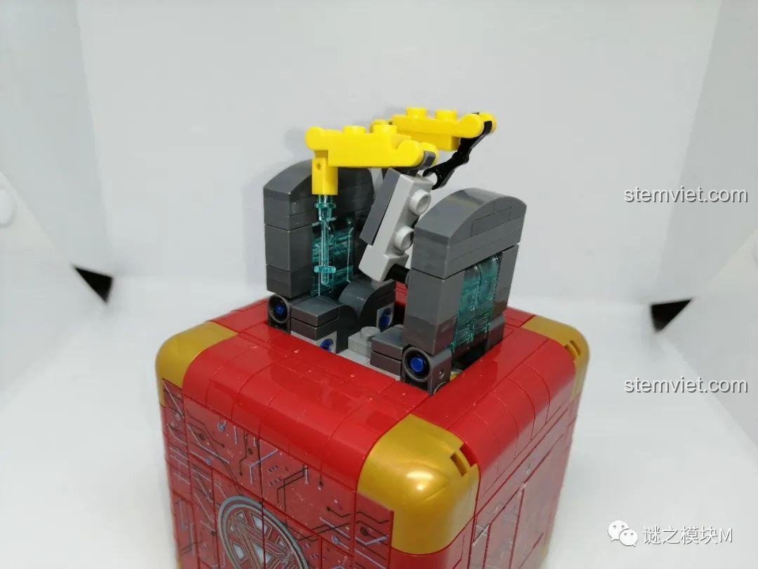 Trạm bảo dưỡng của Hộp Cơ Khí Người Sắt LW Building Blocks 2075 đã mở hoàn toàn, sẵn sàng cho Iron Man.