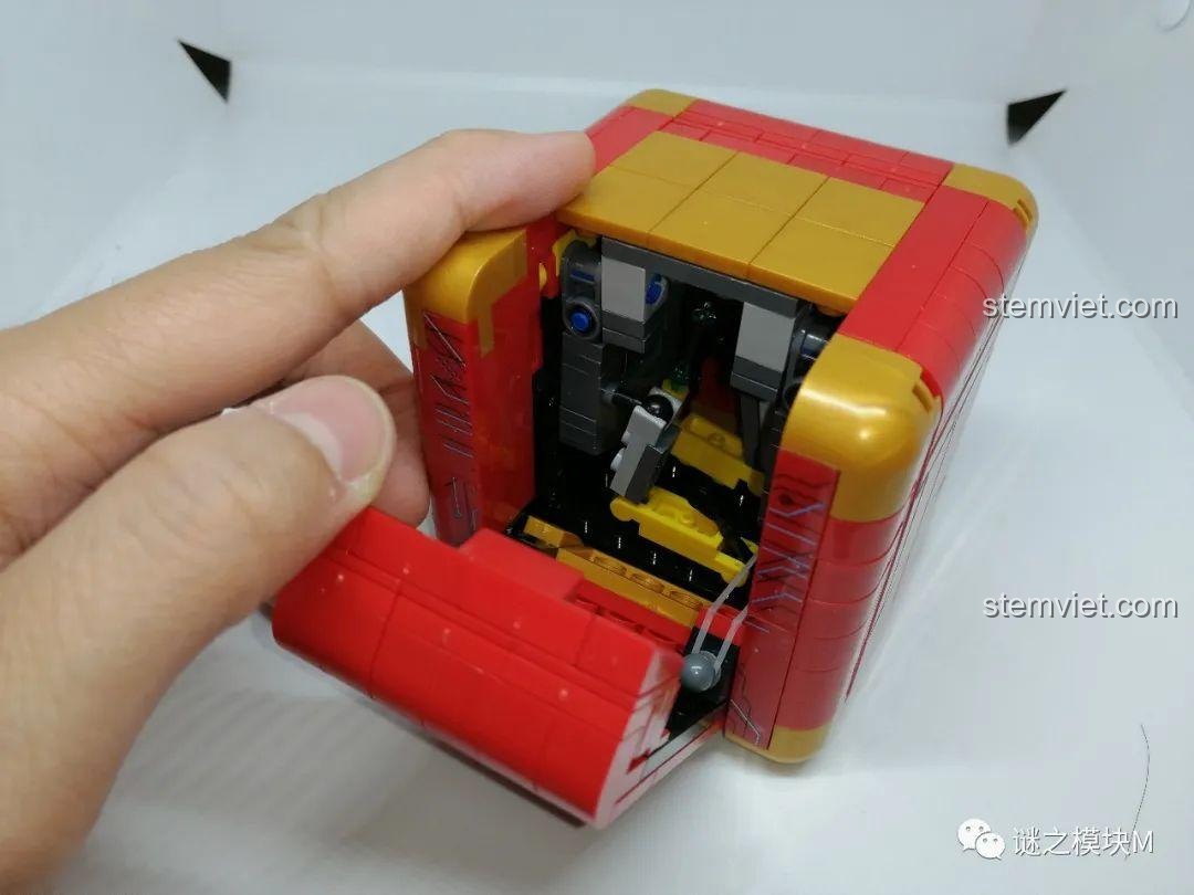 Cận cảnh cơ chế mở nắp phía sau của Hộp Cơ Khí Người Sắt LW Building Blocks 2075, hé lộ trạm bảo dưỡng bên trong.