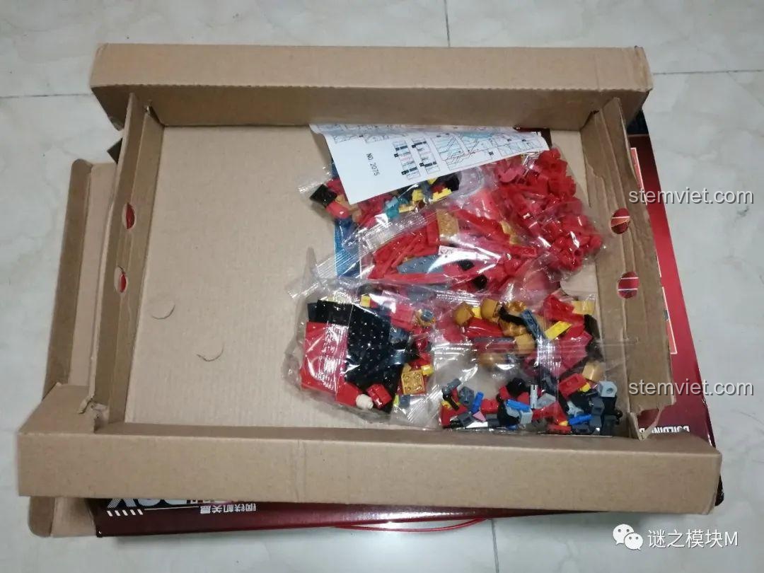 Bên trong hộp LW Building Blocks 2075 Hộp Cơ Khí Người Sắt với các túi linh kiện được sắp xếp gọn gàng, sẵn sàng cho quá trình lắp ráp.