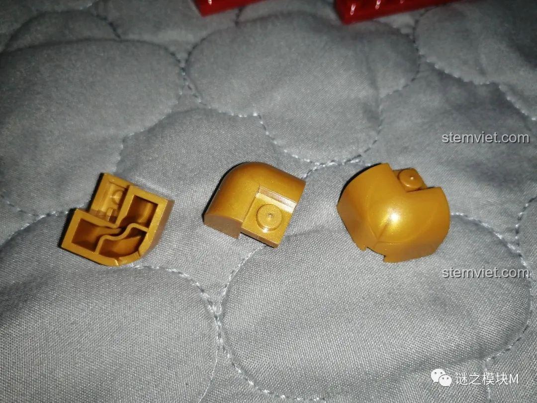 Cận cảnh ba mảnh ghép góc hiếm gặp màu vàng kim của bộ LW Building Blocks 2075 Hộp Cơ Khí Người Sắt, chất lượng nhựa tốt.