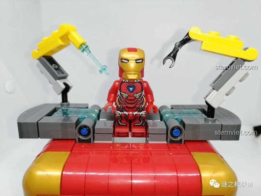 Minifigure Người Sắt đi kèm bộ LW Building Blocks 2075 Hộp Cơ Khí Người Sắt, đặt trên trạm bảo dưỡng.