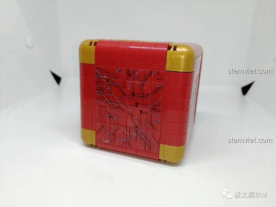 Mô hình Hộp Cơ Khí Người Sắt LW Building Blocks 2075 nhìn từ bên cạnh, thể hiện các chi tiết và đường nét thiết kế.