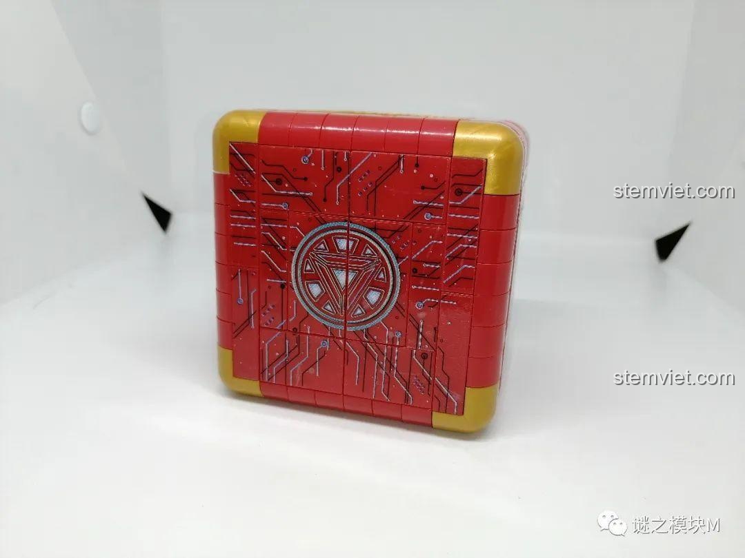 Mô hình Hộp Cơ Khí Người Sắt LW Building Blocks 2075 nhìn từ phía sau, với họa tiết mạch điện và điểm nhấn thiết kế.