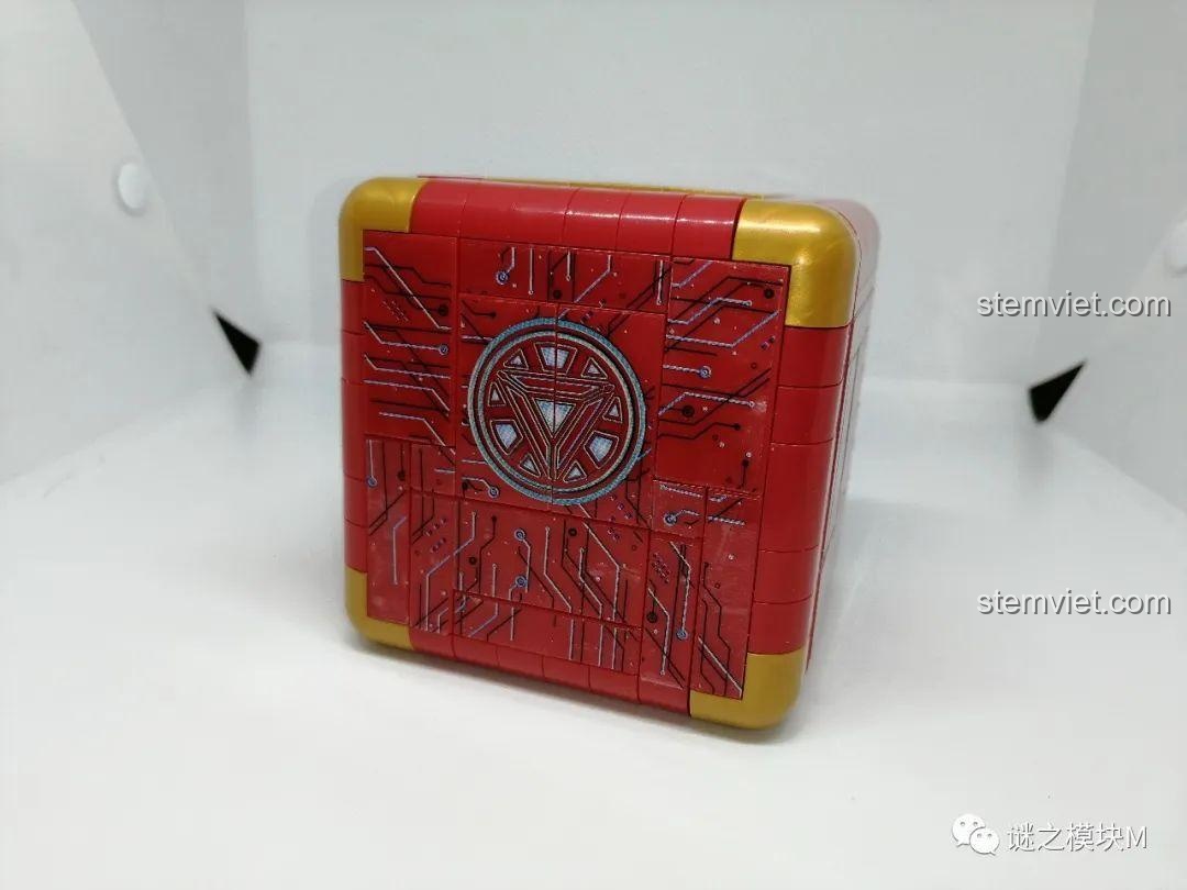 Mô hình Hộp Cơ Khí Người Sắt LW Building Blocks 2075 đã hoàn thiện, nhìn từ phía trước với họa tiết lò phản ứng hồ quang.