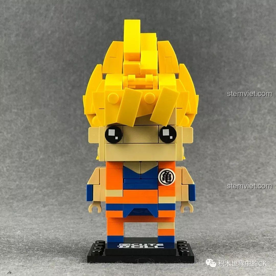 Cận cảnh mô hình Decool 6825 Goku Super Saiyan, nhìn thẳng từ phía trước.