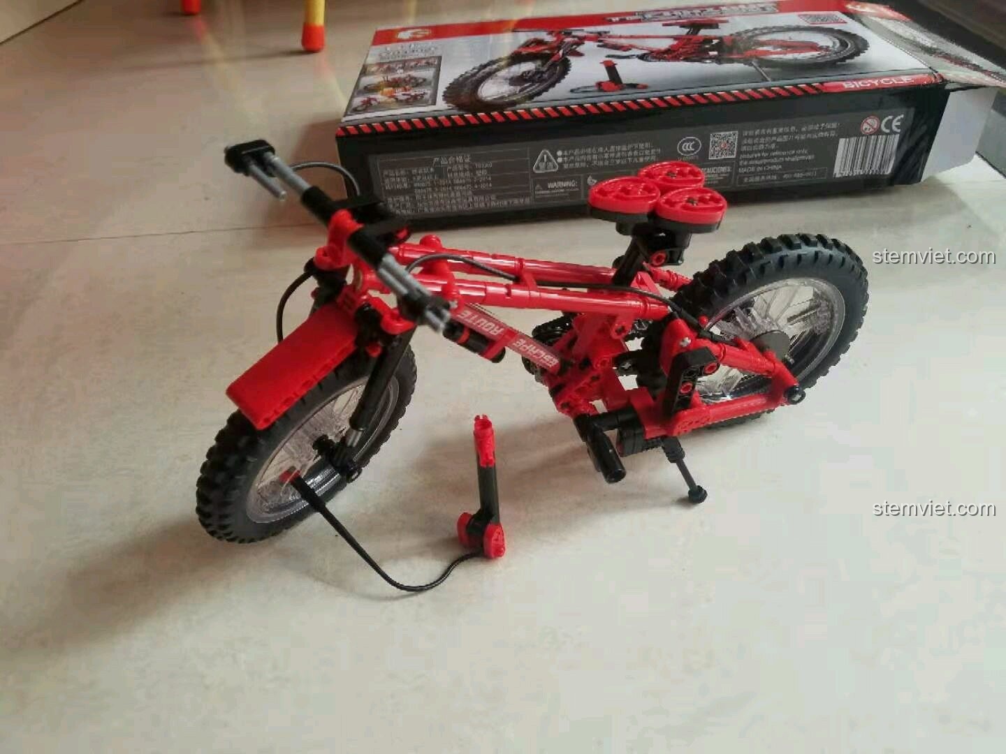 Góc nhìn khác của mô hình xe đạp Sembo 703302 hoàn chỉnh, đặt cạnh hộp sản phẩm.