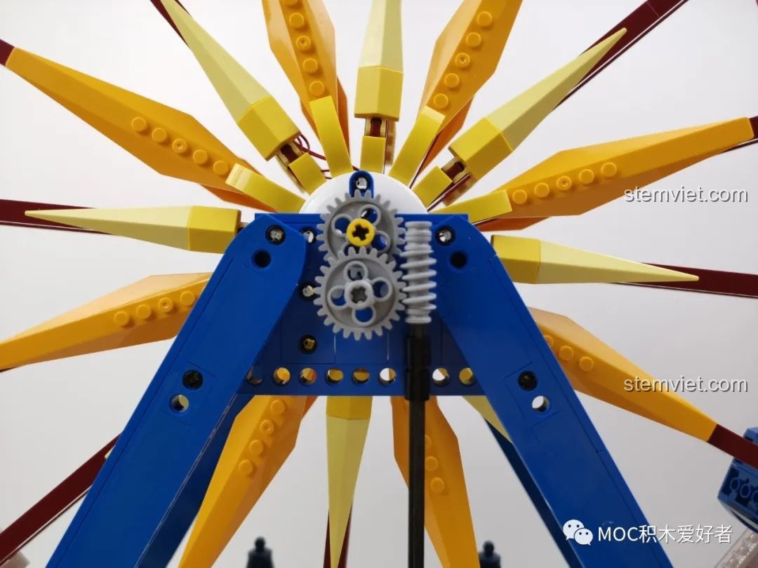 Cận cảnh bộ truyền động bánh răng màu xám và vàng ở phía trên của Vòng Quay Khổng Lồ Mould King 11006.