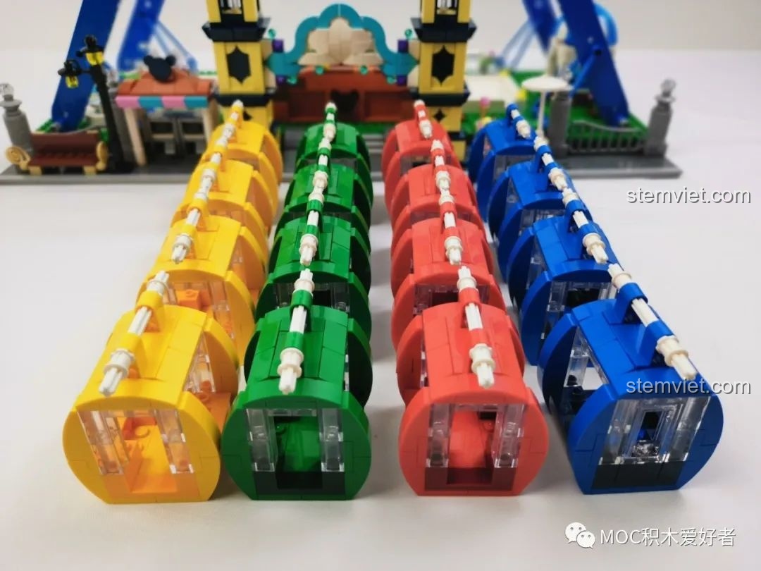 Các cabin màu vàng, xanh lá, đỏ và xanh dương của Vòng Quay Khổng Lồ Mould King 11006 được xếp thẳng hàng.