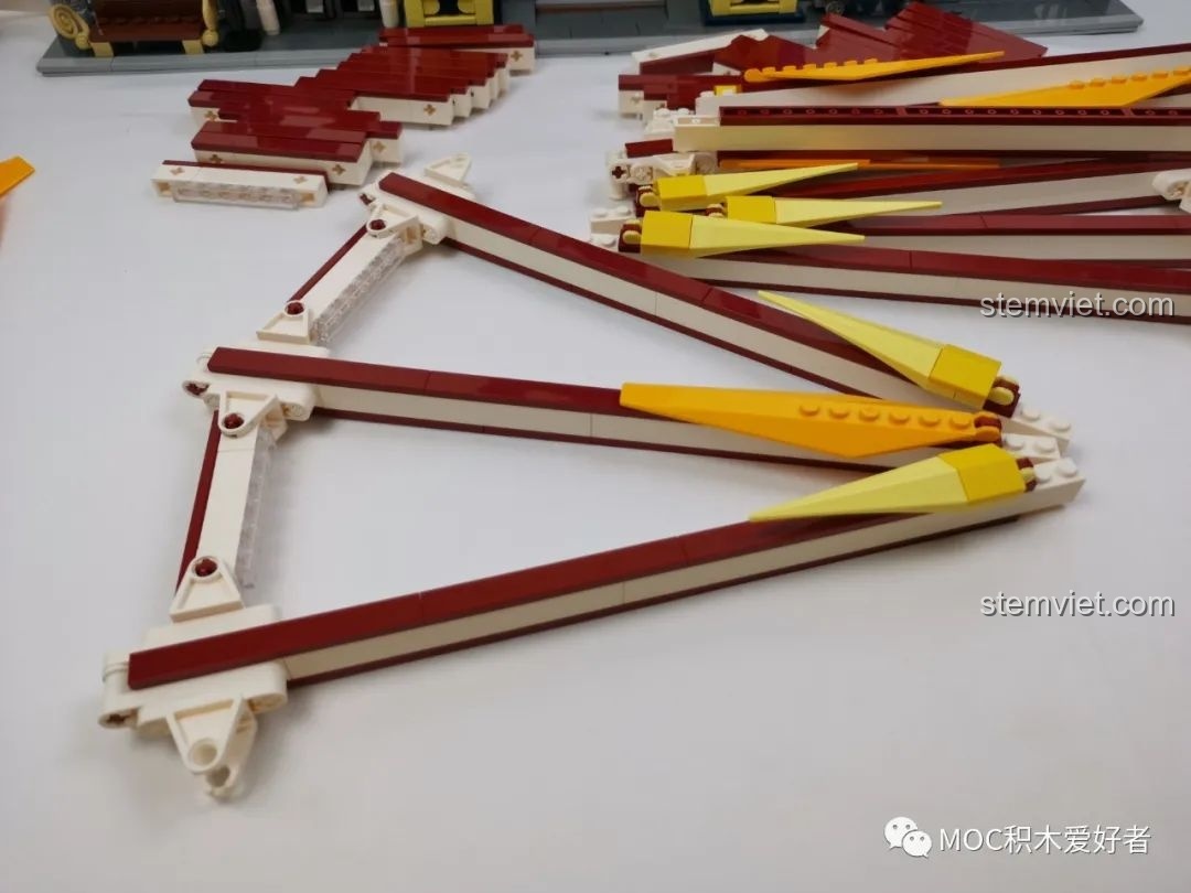 Cận cảnh cấu trúc nan hoa màu đỏ và trắng của Vòng Quay Khổng Lồ Mould King 11006, cho thấy cách các mảnh ghép kết nối.