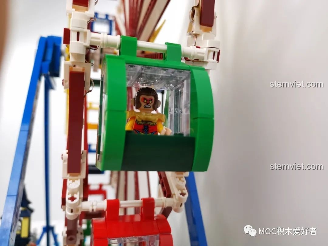 Minifigure chú heo đầu bếp đang bán kem trên xe kem của Vòng Quay Khổng Lồ Mould King 11006.