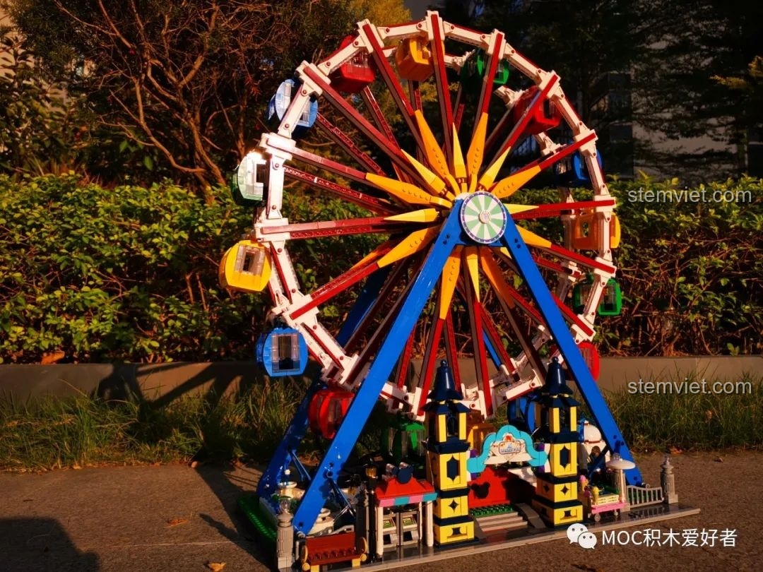 Minifigure cô gái tóc dài ngồi trên ghế băng công viên gần Vòng Quay Khổng Lồ Mould King 11006.