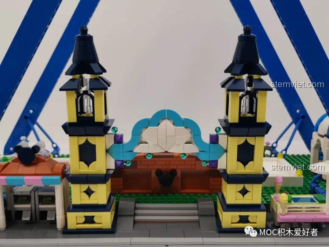 Cổng chính của Vòng Quay Khổng Lồ Mould King 11006 với hai tháp và bảng hiệu