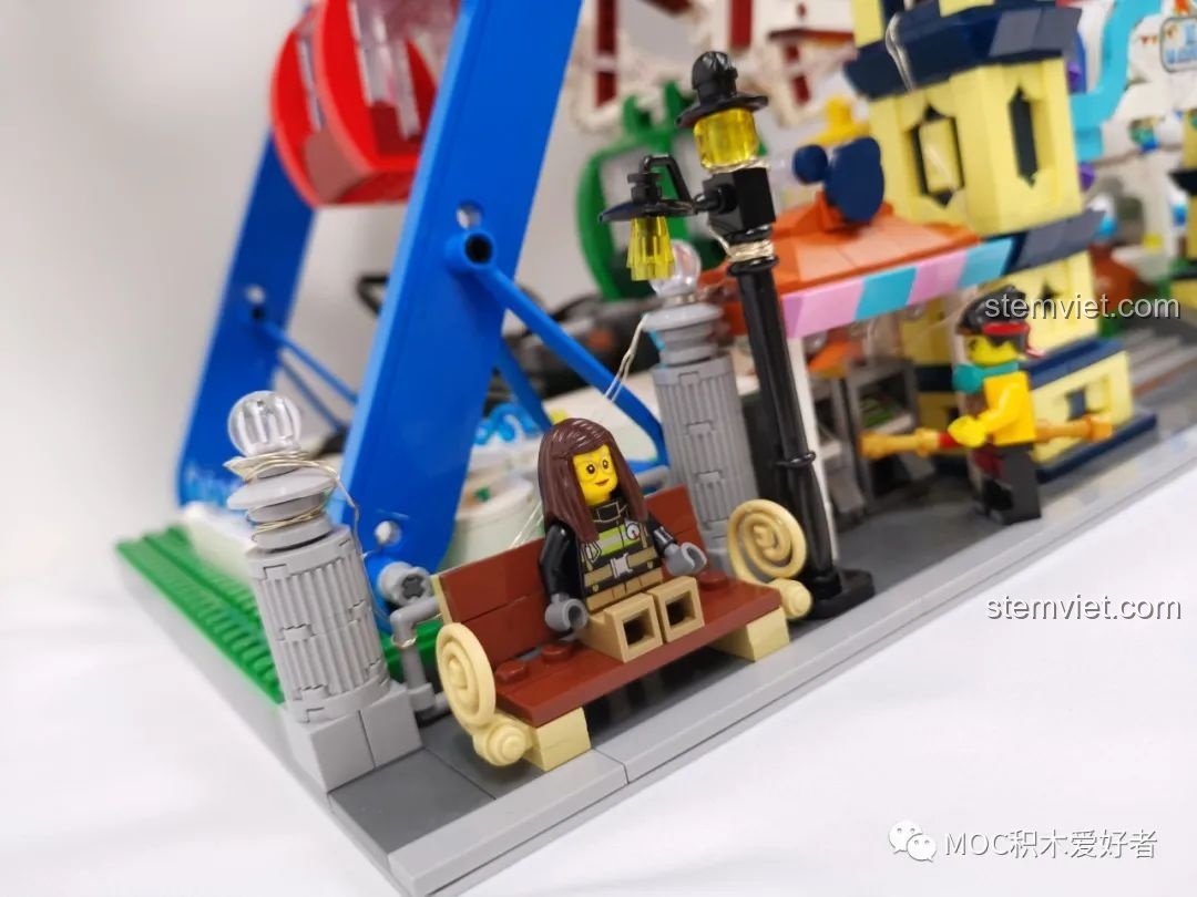 Cận cảnh cổng vào Vòng Quay Khổng Lồ Mould King 11006 với đèn LED chiếu sáng, tạo không khí huyền ảo.