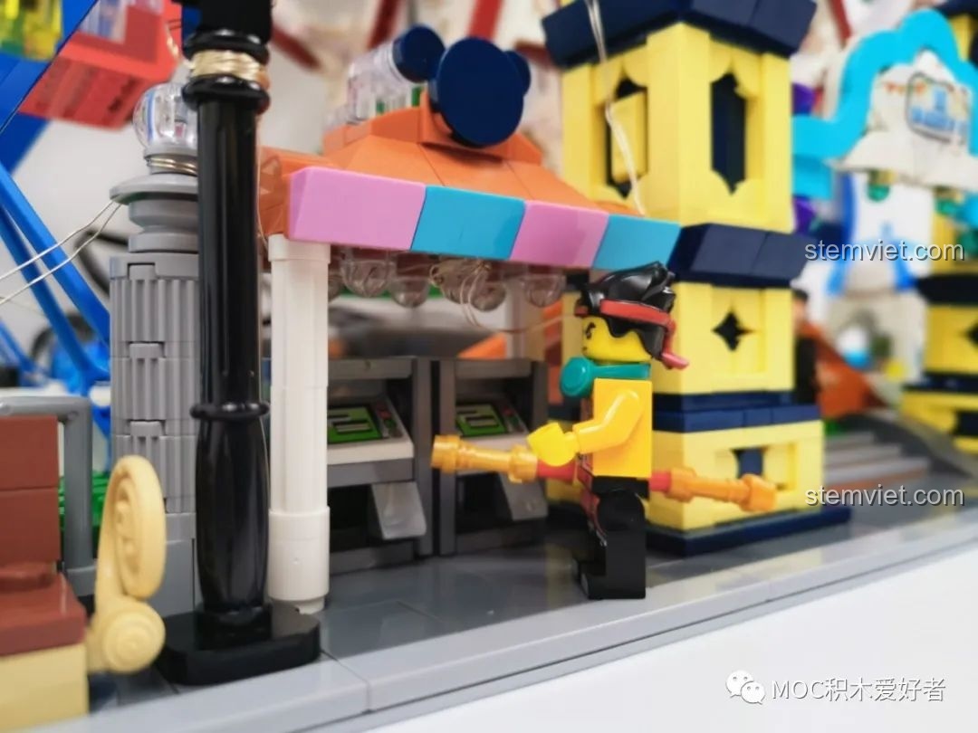 Mô hình Vòng Quay Khổng Lồ Mould King 11006 sáng rực rỡ với đèn LED đa màu sắc trong bóng tối.