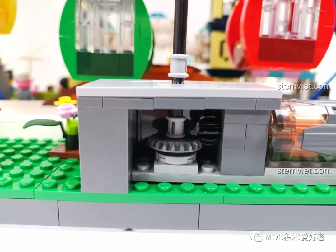 Hộp động cơ và pin được đặt ở phần đế của Vòng Quay Khổng Lồ Mould King 11006, giấu kín đáo.