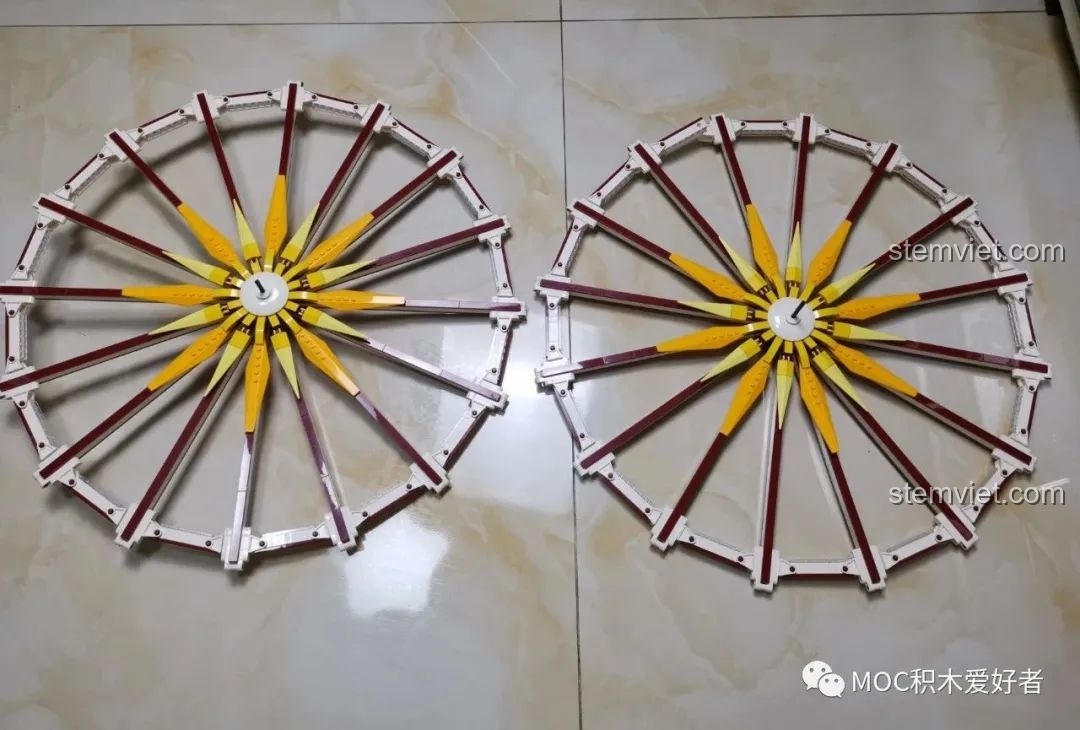 Hai bánh xe lớn của Vòng Quay Khổng Lồ Mould King 11006 đã được lắp ráp hoàn chỉnh, với nan hoa màu đỏ và vàng.