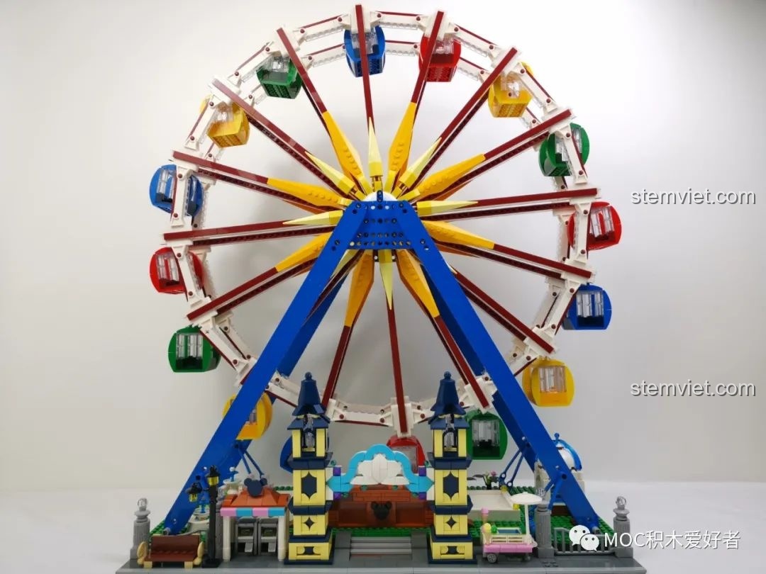 Mô hình Vòng Quay Khổng Lồ Mould King 11006 đã hoàn thành, đứng vững trên nền trắng với các cabin đầy màu sắc.