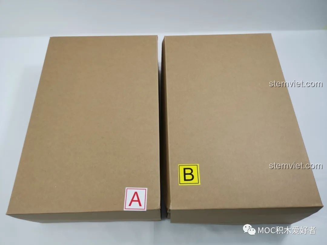 Hai hộp con A và B bên trong hộp đồ chơi Vòng Quay Khổng Lồ Mould King 11006 giúp phân loại các mảnh ghép.