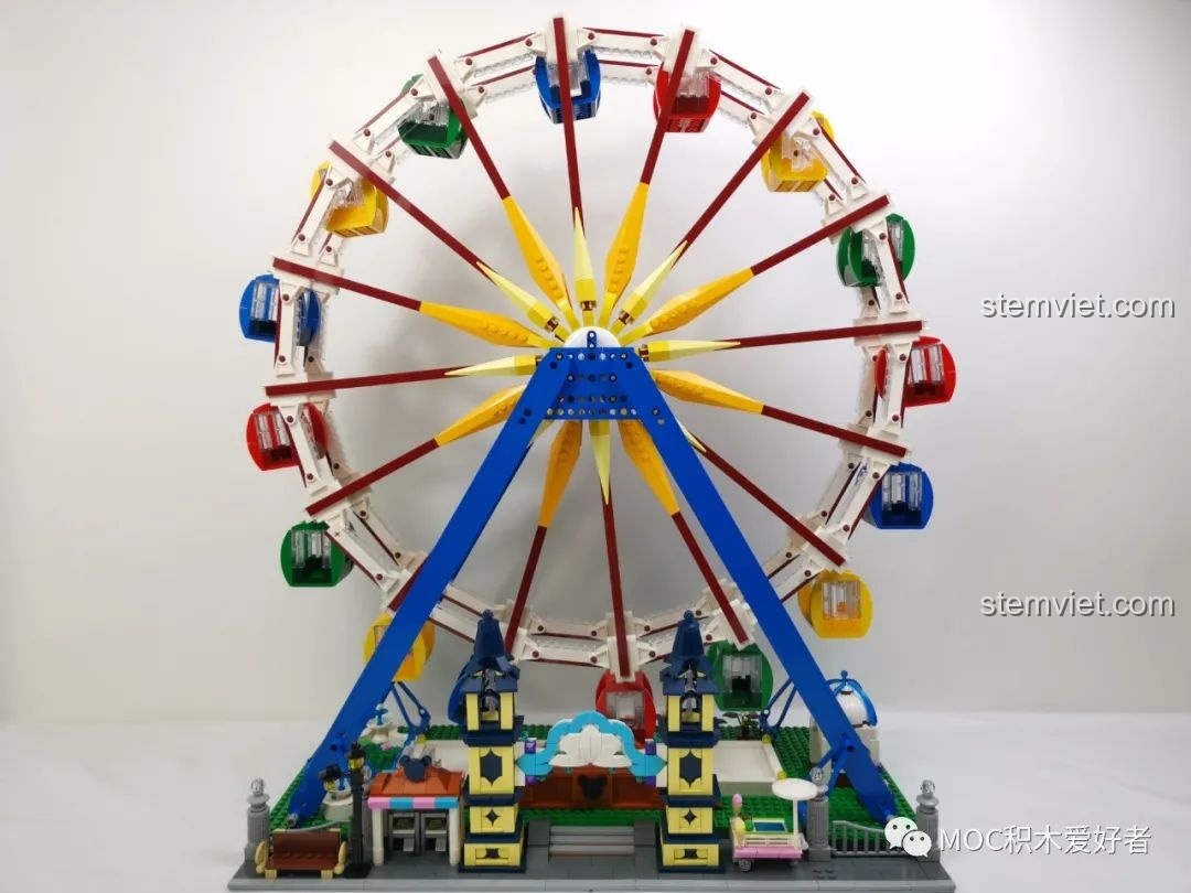 Minifigure khách tham quan đang vẫy tay trước cổng chính của Vòng Quay Khổng Lồ Mould King 11006.