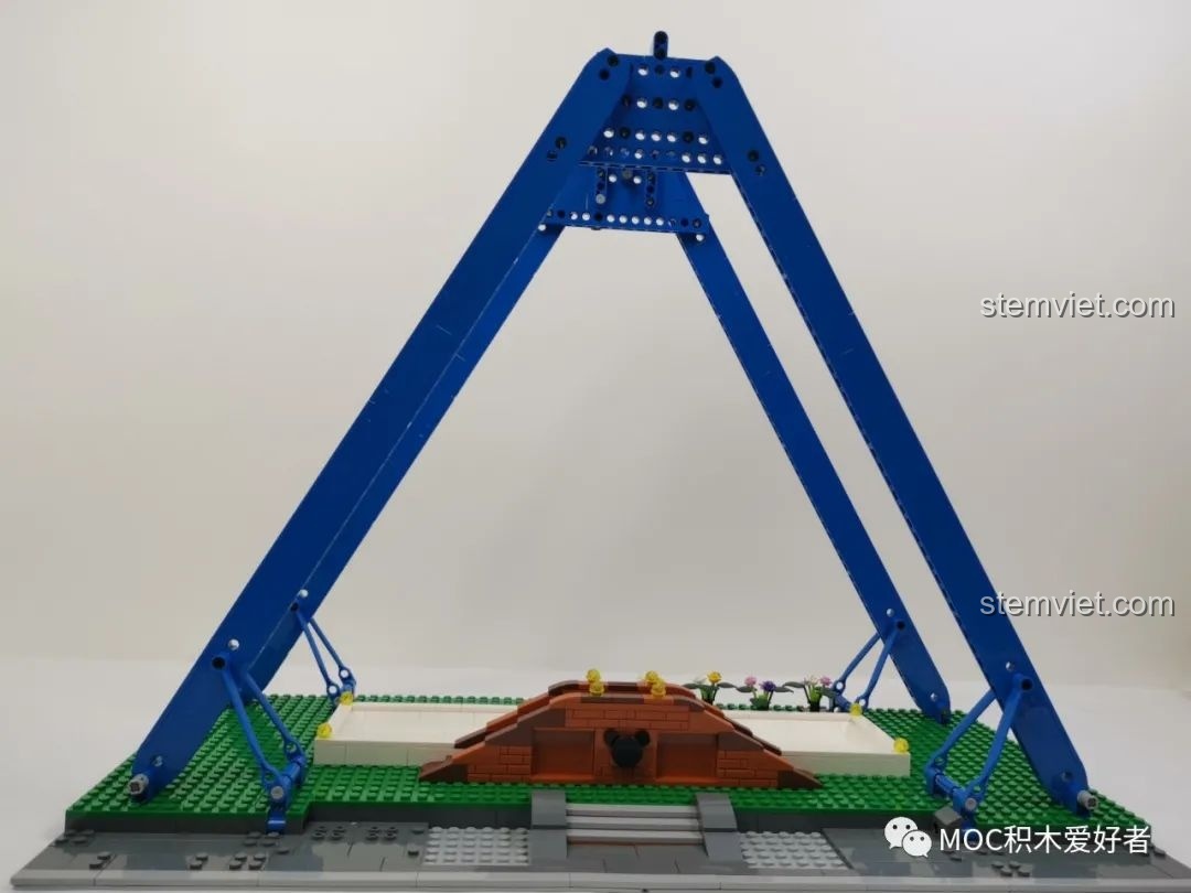 Khung chính màu xanh dương của Vòng Quay Khổng Lồ Mould King 11006 đã được lắp ráp trên nền tảng, tạo hình tam giác.