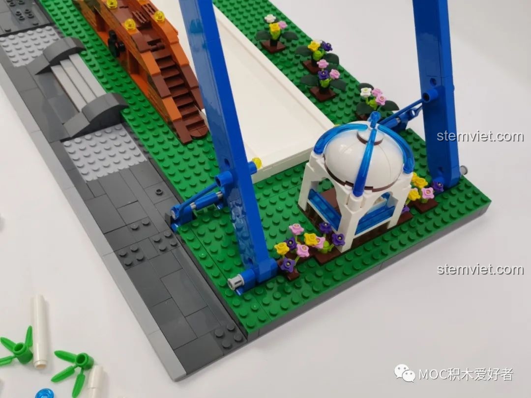 Cận cảnh chi tiết mái vòm trong suốt và các bông hoa trang trí bên cạnh khung chính của Vòng Quay Khổng Lồ Mould King 11006.