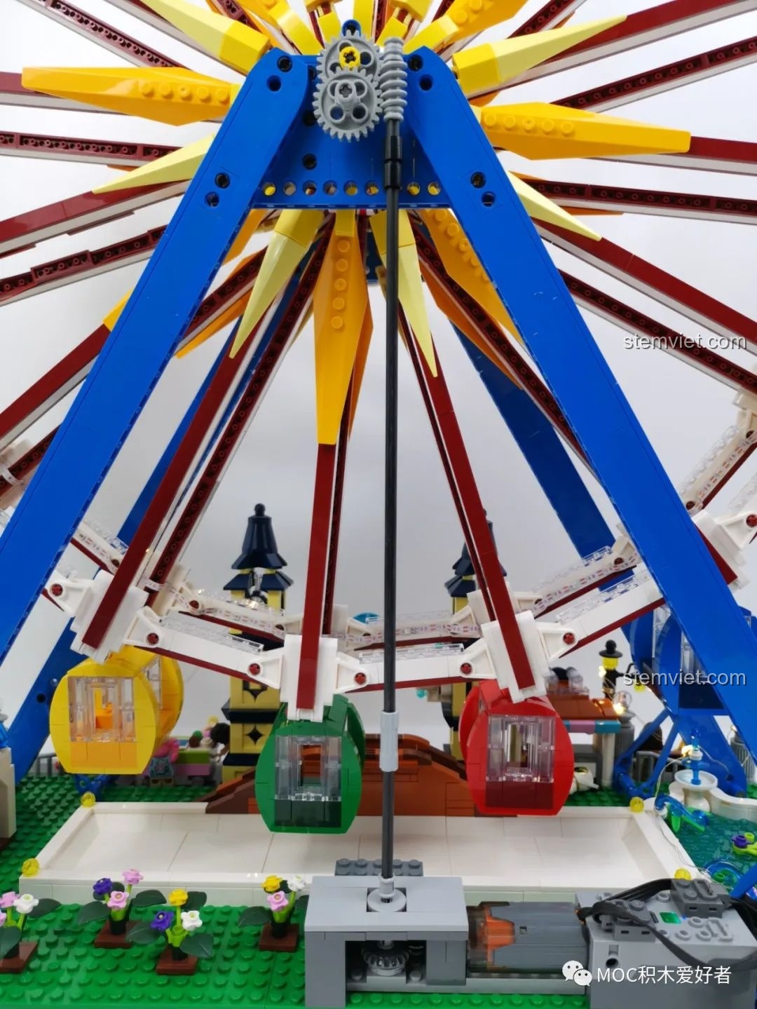 Toàn cảnh mặt sau của Vòng Quay Khổng Lồ Mould King 11006, hiển thị trục chính và các dây điện.