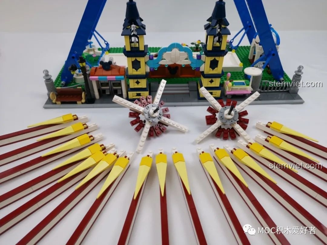 Các nan hoa màu đỏ và vàng cùng trục trung tâm của bánh xe Vòng Quay Khổng Lồ Mould King 11006 đang được chuẩn bị lắp ráp.