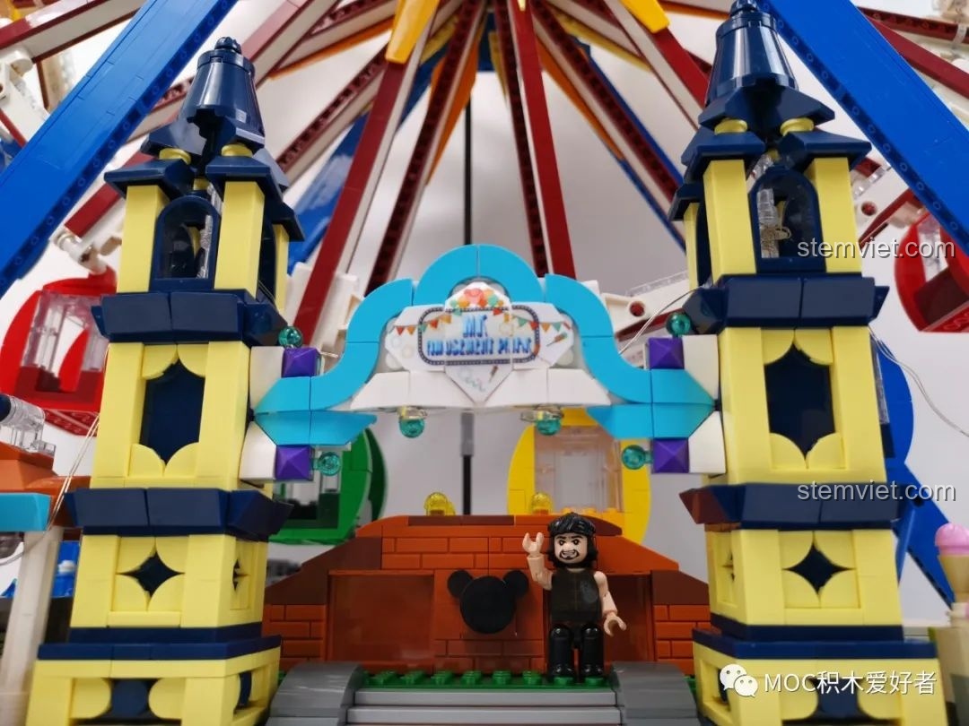 Mô hình Vòng Quay Khổng Lồ Mould King 11006 được đặt ngoài trời dưới ánh nắng, nổi bật giữa cây xanh.