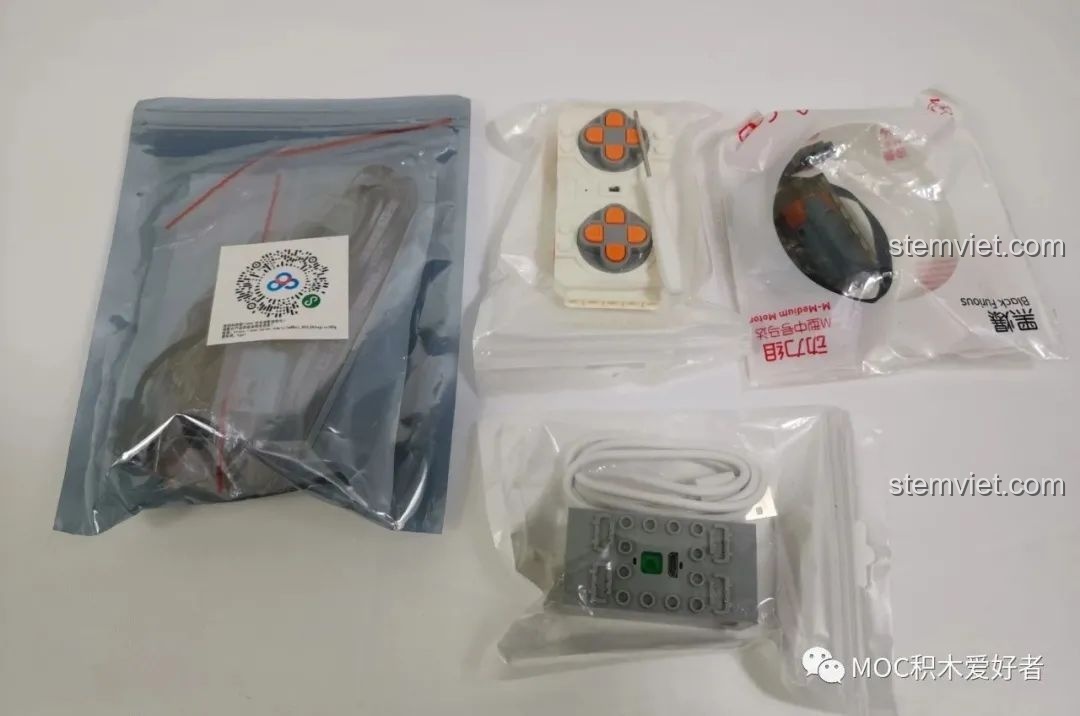 Các phụ kiện điện tử bao gồm động cơ, pin, điều khiển, gạch nhạc và bộ đèn LED của Vòng Quay Khổng Lồ Mould King 11006.