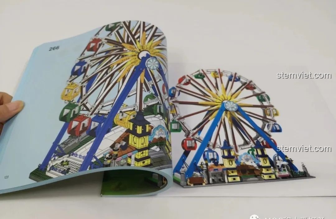 Sách hướng dẫn lắp ráp dày dặn của bộ đồ chơi Vòng Quay Khổng Lồ Mould King 11006, hiển thị các bước chi tiết.