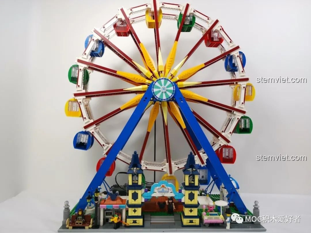 Mô hình Vòng Quay Khổng Lồ Mould King 11006 hoàn chỉnh, sẵn sàng hoạt động với các cabin đầy màu sắc.