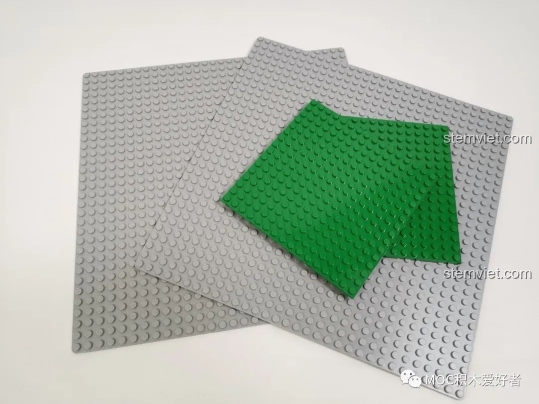 Bốn tấm đế lớn (2x 32x32, 2x 16x16) màu xám và xanh lá của bộ Vòng Quay Khổng Lồ Mould King 11006.