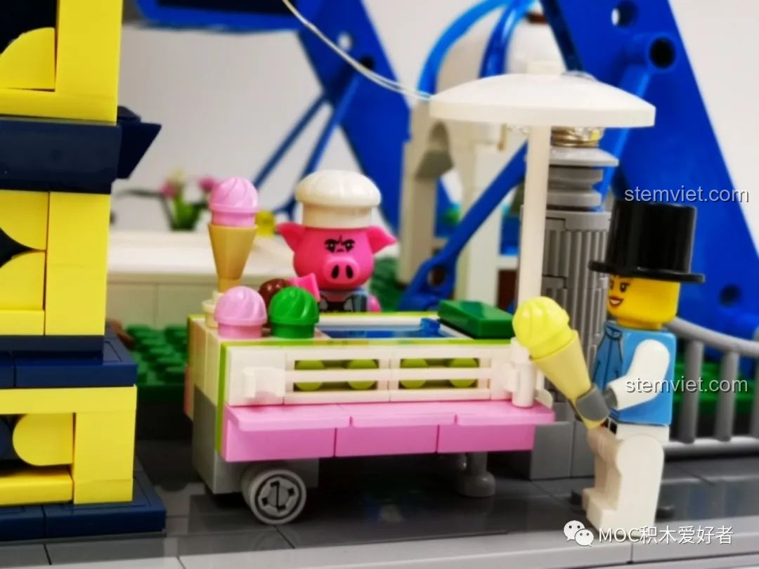 Toàn cảnh mô hình Vòng Quay Khổng Lồ Mould King 11006 đã hoàn thành, đứng vững trên nền trắng.