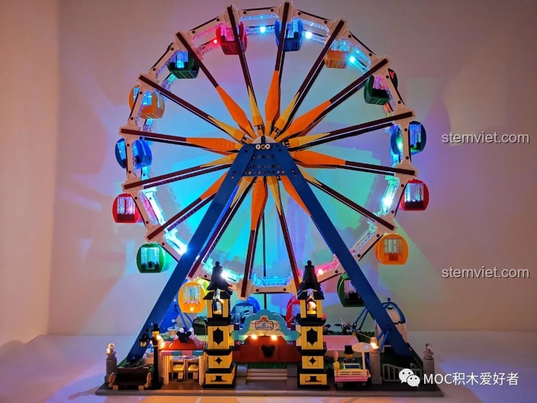 Minifigure Tôn Ngộ Không ngồi trong cabin màu xanh lá cây của Vòng Quay Khổng Lồ Mould King 11006.