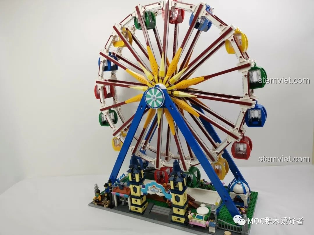 Minifigure Tôn Ngộ Không đang đứng trước máy bán vé tự động của Vòng Quay Khổng Lồ Mould King 11006.