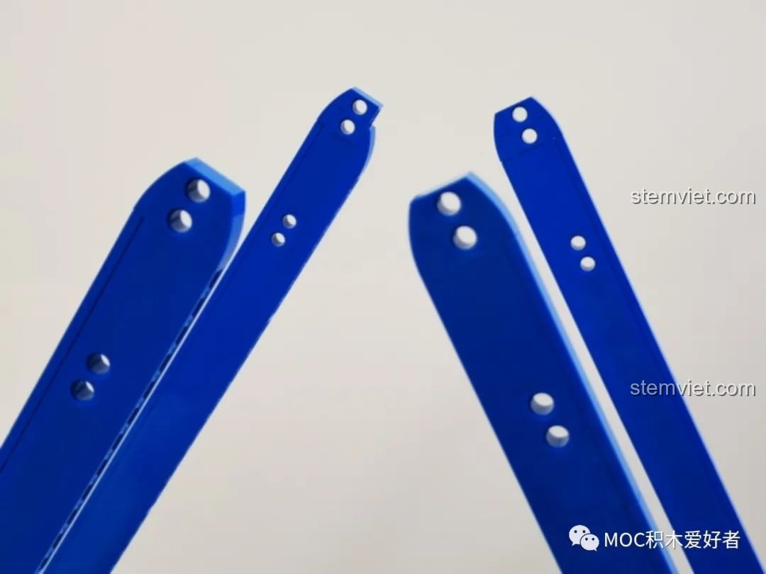 Cận cảnh các chi tiết trụ đỡ chính màu xanh dương của bộ Vòng Quay Khổng Lồ Mould King 11006.