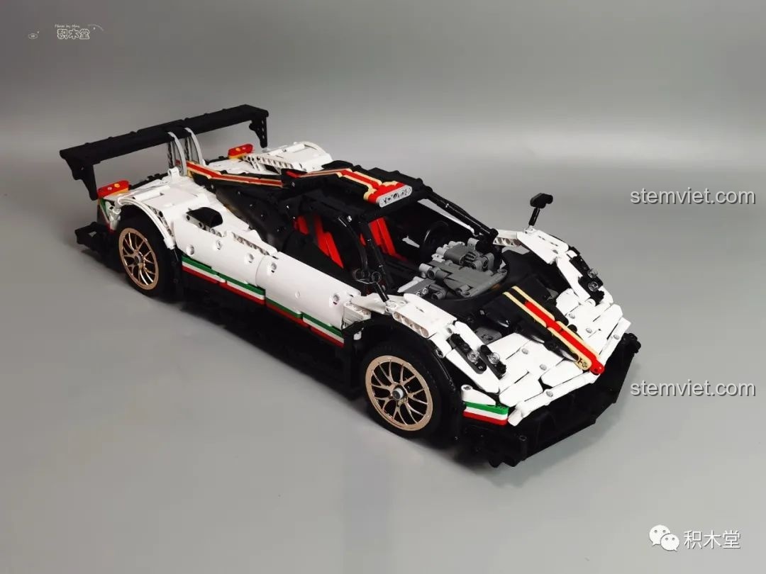 Cận cảnh bánh xe và dải màu cờ Ý bên hông của mô hình Mould King 13060 Pagani Zonda R, tăng tính thẩm mỹ.