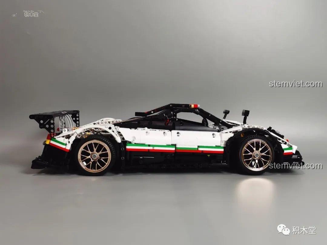 Bánh xe mạ vàng và chi tiết hốc bánh của mô hình Mould King 13060 Pagani Zonda R, thể hiện sự sang trọng.