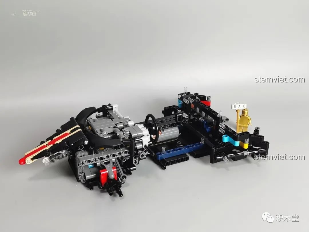 Bộ vi sai của Mould King 13060 Pagani Zonda R được lắp ráp từ các mảnh ghép, với phối màu độc đáo và đẹp mắt.