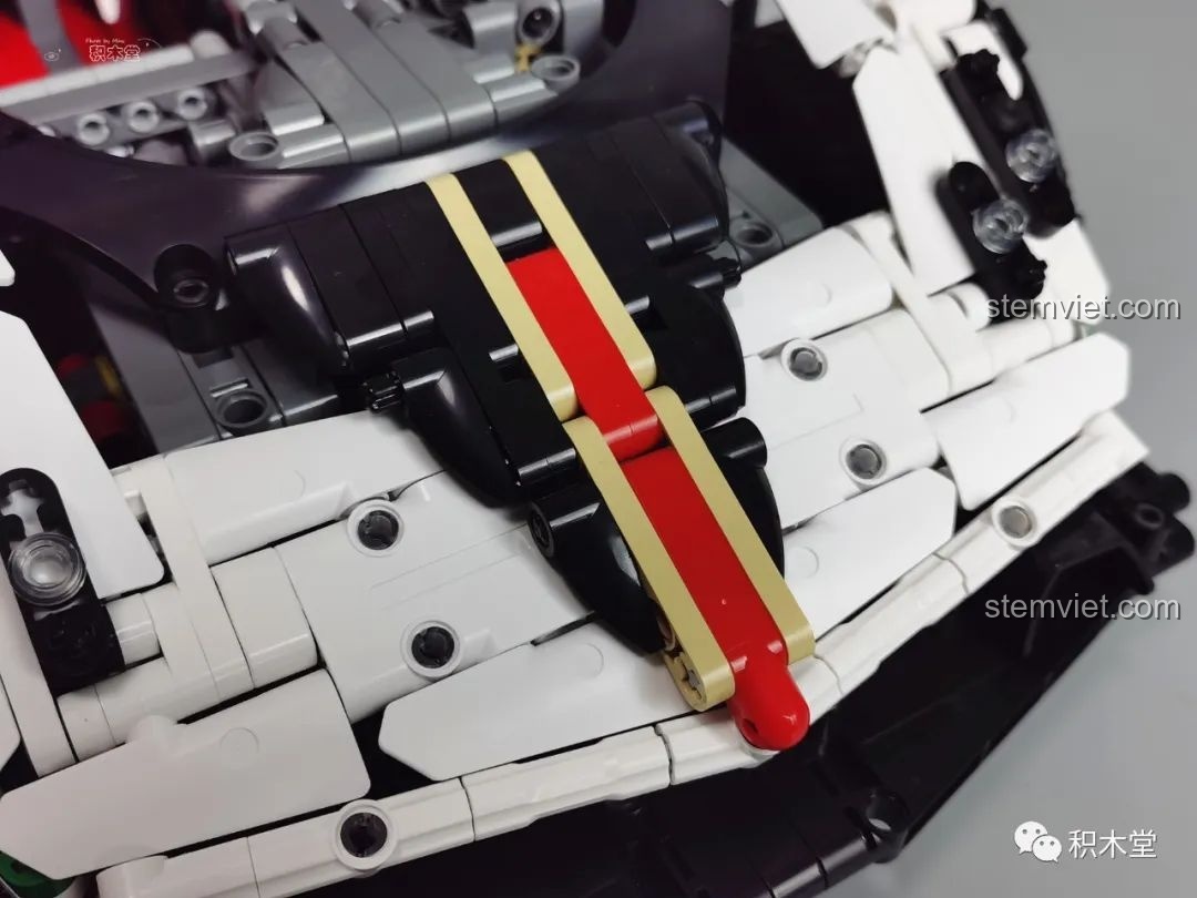 Cánh gió khổng lồ của mô hình Mould King 13060 Pagani Zonda R được lắp từ các mảnh cần số, thể hiện sự sáng tạo.