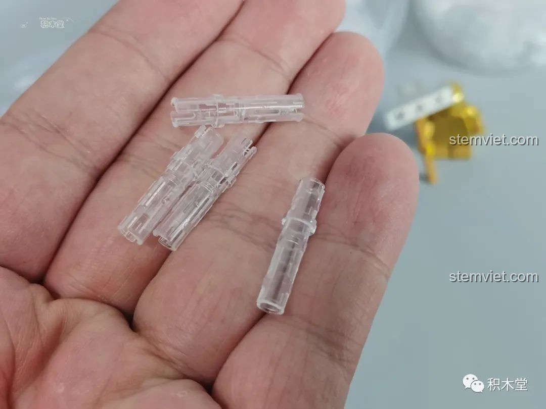 Cận cảnh các chốt nối trong suốt của bộ đồ chơi lắp ráp Mould King 13060 Pagani Zonda R, cho thấy chất lượng nhựa.