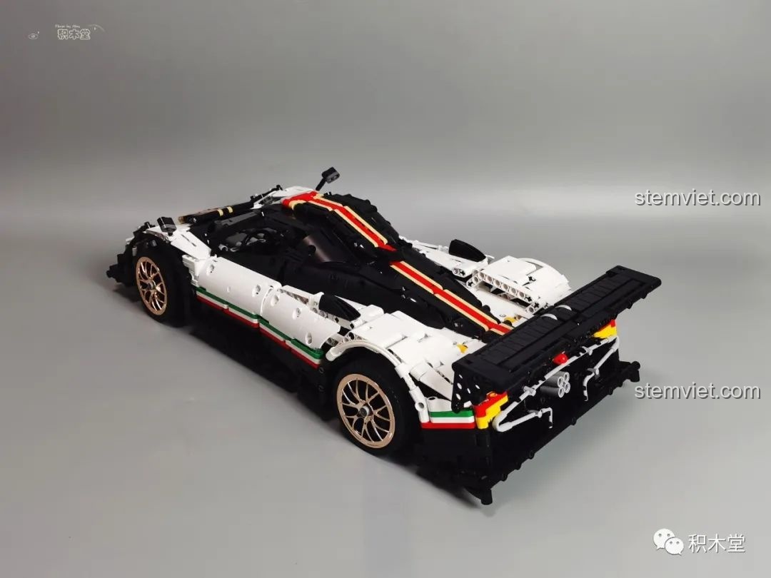 Chi tiết đèn pha của mô hình Mould King 13060 Pagani Zonda R, sử dụng mảnh ghép trong suốt.