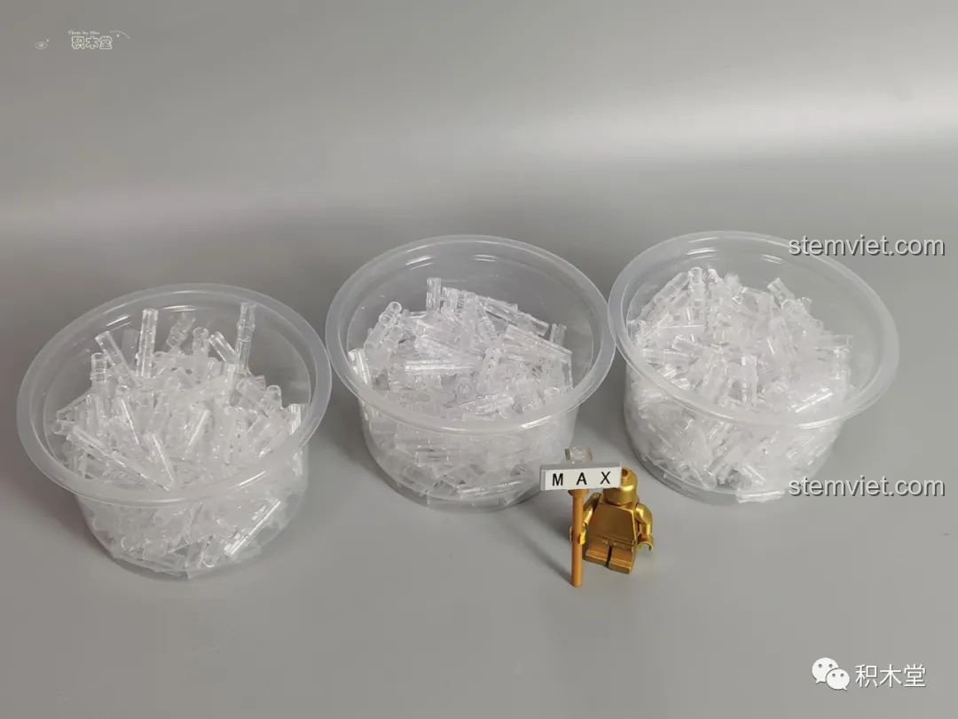 Các chốt nối trong suốt, một đặc điểm độc đáo của bộ đồ chơi lắp ráp Mould King 13060 Pagani Zonda R.