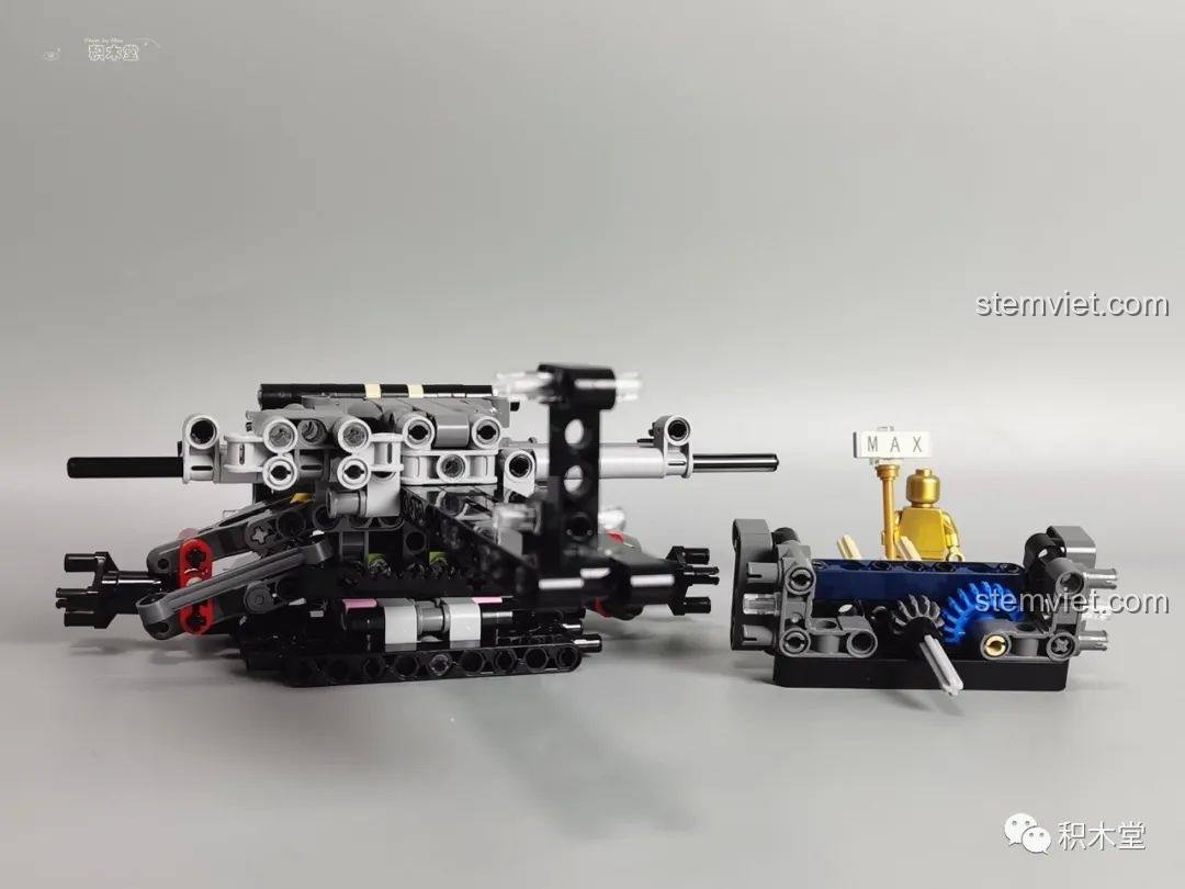 Cơ chế lái độc đáo của Mould King 13060 Pagani Zonda R với vòng cao su giúp tự động hồi vị, đang trong quá trình lắp ráp.