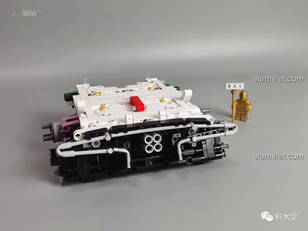 Cơ chế mở cửa của Mould King 13060 Pagani Zonda R sử dụng vòng cao su, đang trong quá trình lắp ráp.