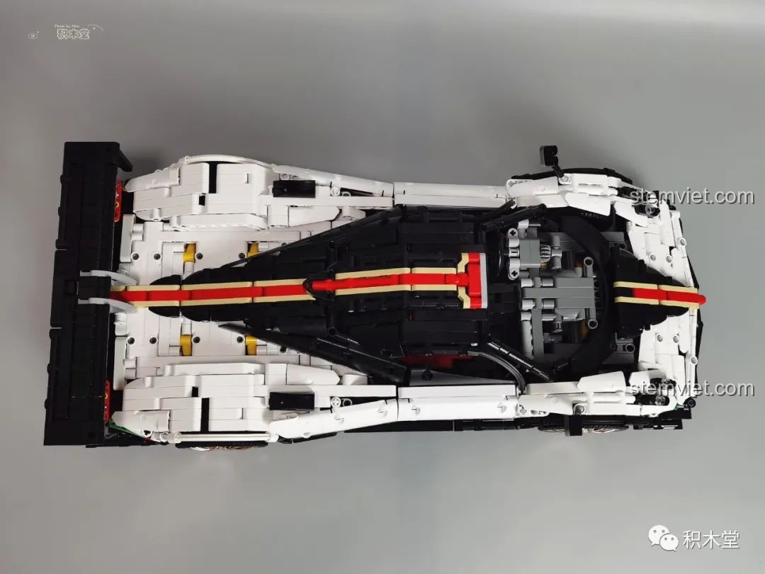 Dải màu cờ Ý trên thân xe Mould King 13060 Pagani Zonda R được ghép từ các mảnh ghép, không dùng sticker.