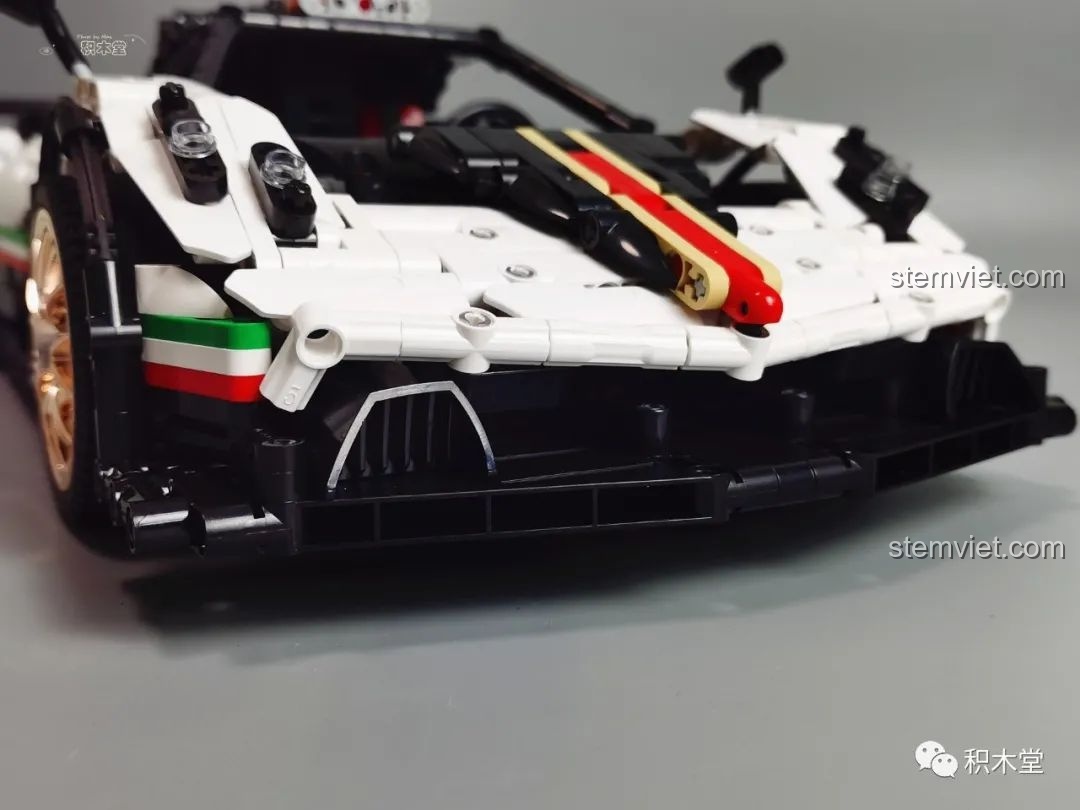 Đèn hậu của mô hình Mould King 13060 Pagani Zonda R được ghép từ các mảnh công nghệ, tái hiện chân thực.