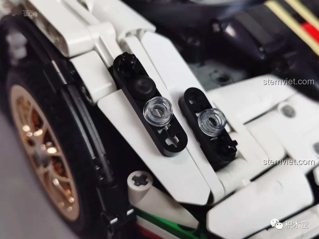 Đường cong mượt mà từ nóc đến đuôi xe của mô hình Mould King 13060 Pagani Zonda R, thể hiện thiết kế tinh xảo.