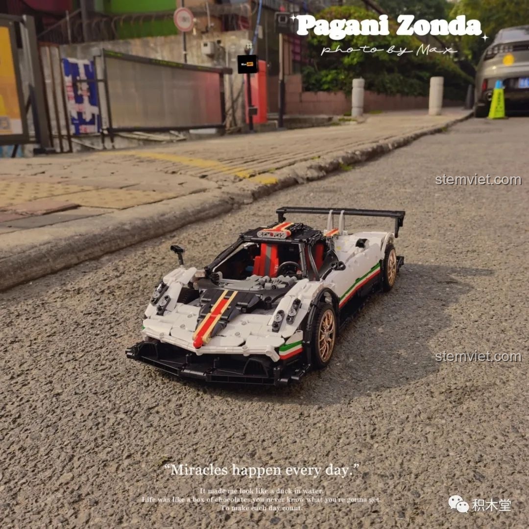 Mô hình đồ chơi lắp ráp Mould King 13060 Pagani Zonda R trên nền đường nhựa, tạo cảm giác sẵn sàng tăng tốc.