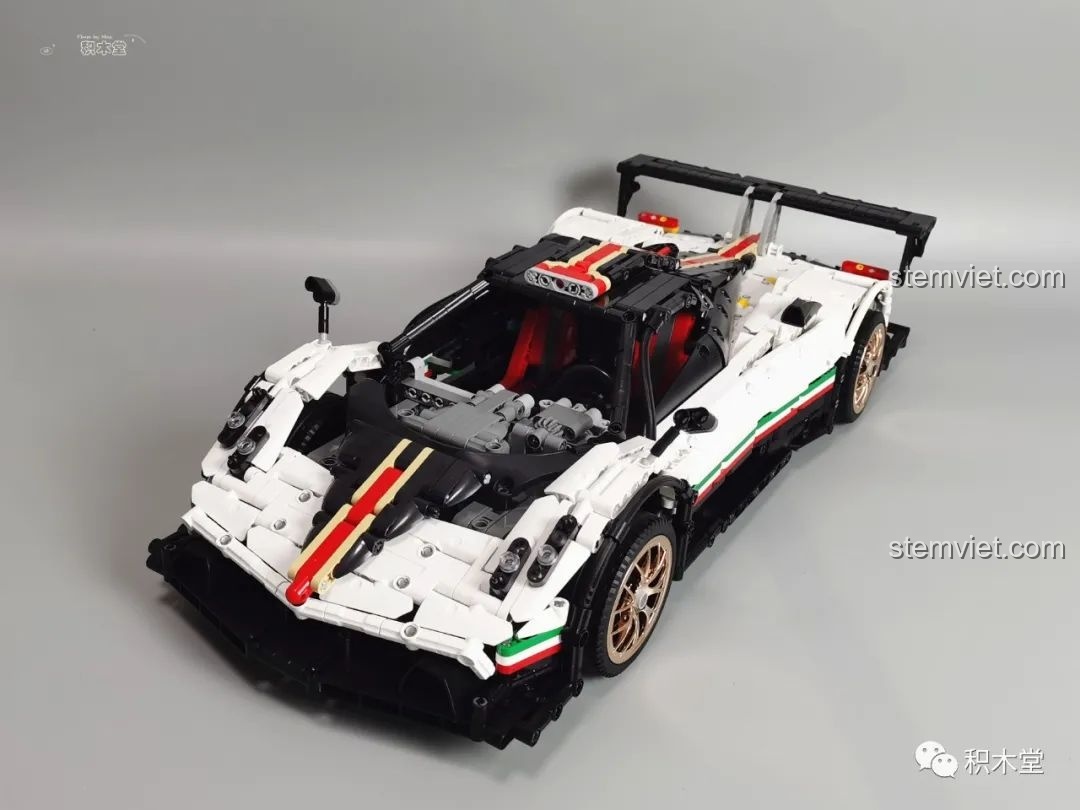 Cận cảnh gầm xe của mô hình Mould King 13060 Pagani Zonda R, cho thấy cấu trúc chắc chắn và các chi tiết cơ khí.